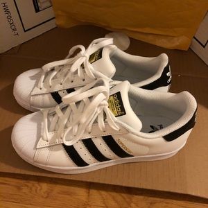 Adidas superstar women size4